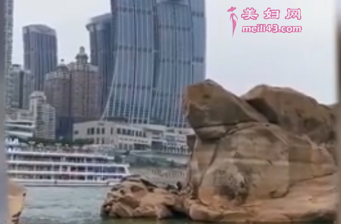 重庆千年神龟奇石露出江面