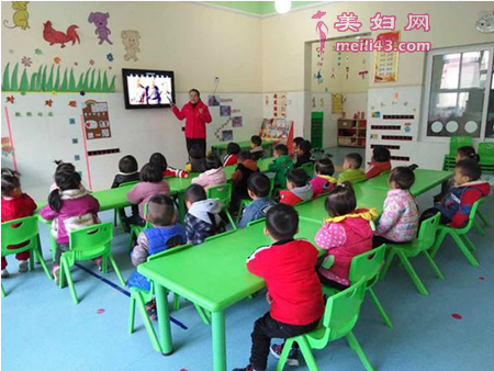 幼儿园送我一枝玫瑰花教案1