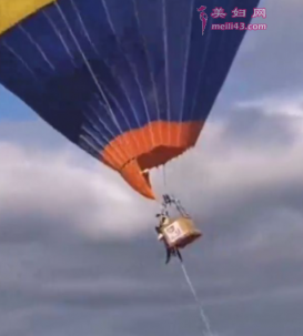 西安一景区热气球带飞工作人员 引起围观者惊呼