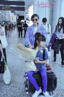 叶一茜森蝶现身广州 母女爱豆满屏的美