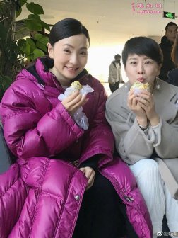 中国好闺蜜！海清与小陶虹裹棉袄同吃煎饼果子