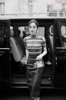 娜扎淑女造型现身米兰看秀 黑色皮裙优雅中增添一抹帅气