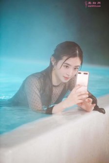 出水芙蓉！张含韵俯卧泳池边拍照可爱又迷人