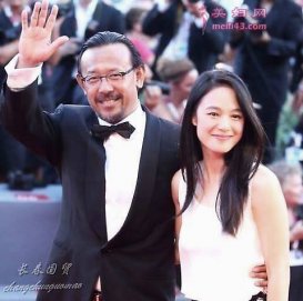 姜文与小15岁娇妻合影照曝光，夫妇同框好似父女
