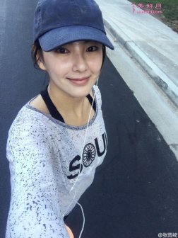 张雨绮疑胸部缩水 看日出身边现神秘男子
