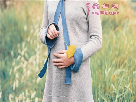 孕妇肚脐眼里的黑SE东西是什么