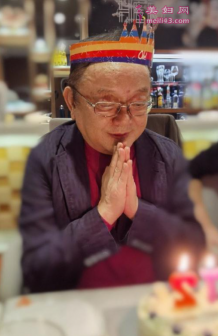 张国立晒王刚生日许愿照：：刚刚祝你快乐成长