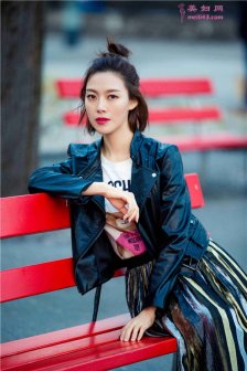常思思异国小镇展风情 丸子头显少女感