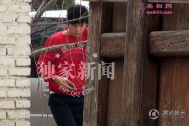 陈学冬片场休息姿势奇葩 戴奶爸装备狂玩手机