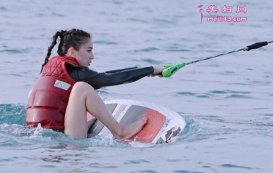 《婆婆和妈妈2》曝黄圣依海上冲浪大片 身材火辣性感翻车可爱