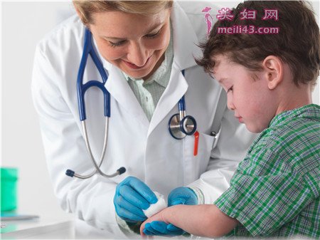 春季小孩咳嗽首先应该及时弄清原因然后对症治疗，但是家长在此过程中可以先采取一些方法帮助宝宝止咳。
