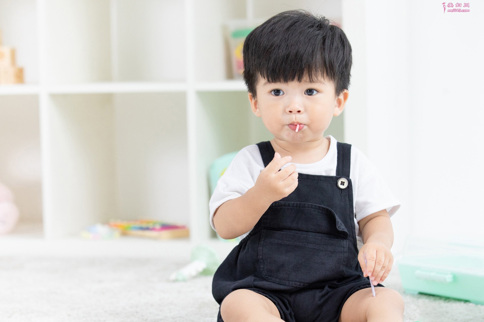 宝宝吃饭往外吐是怎么回事